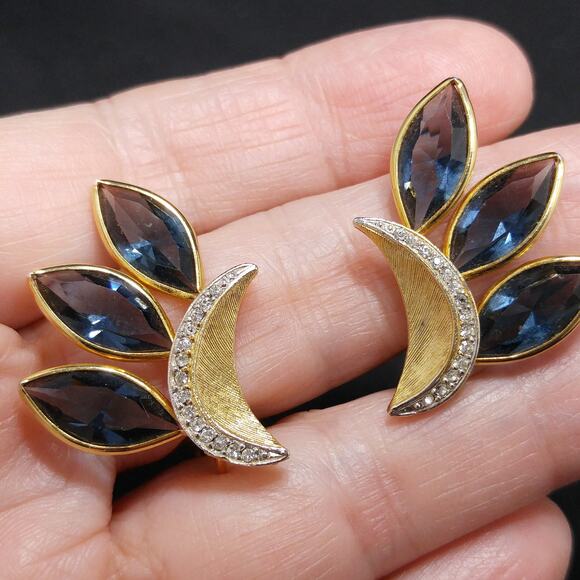 Vintage Kramer Blue & Clear Rhinestone Earrings, Gold Plated - Picture 9 of 10